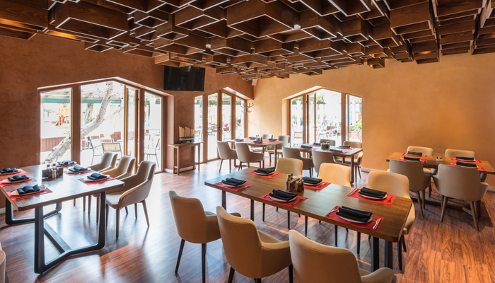 Restaurant mit Holzstühlen und Tischen von PRISMA Möbel