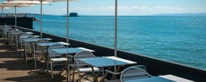Gastronomie-Terrasse mit Outdoor-Möbeln von PRISMA Möbel